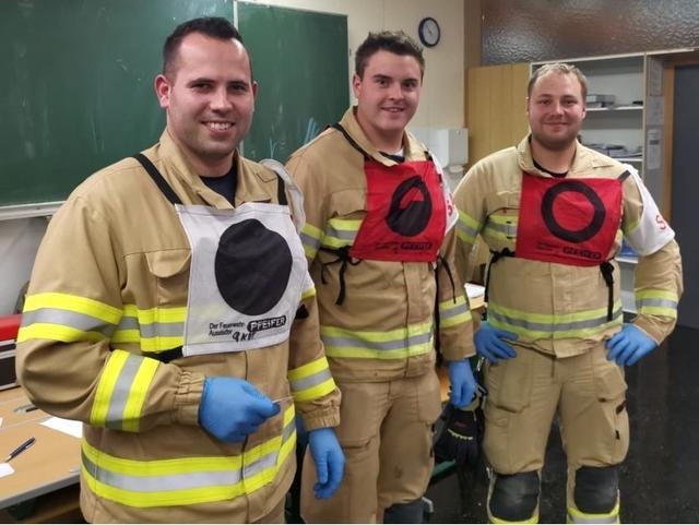 Markus Mühlberger (Feuerwehr Bichlach), Christoph Erber (Feuerwehr Kirchdorf) und Daniel Dagn (Feuerwehr Schwendt) (v. li.) absolvierten die Sanitätsleistungsprüfung in Bronze.