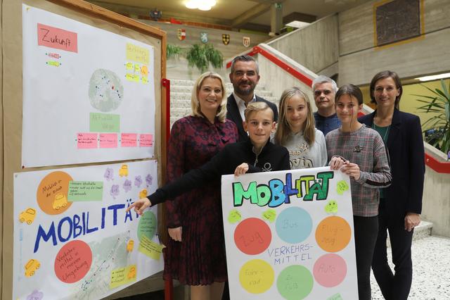 Landesrätin Daniela Winkler, Landesrat Heinrich Dorner, Kinder- und Jugendanwalt Christian Reumann und Christine Zopf-Renner von der Mobilitätszentrale Burgenland mit Jugendlichen