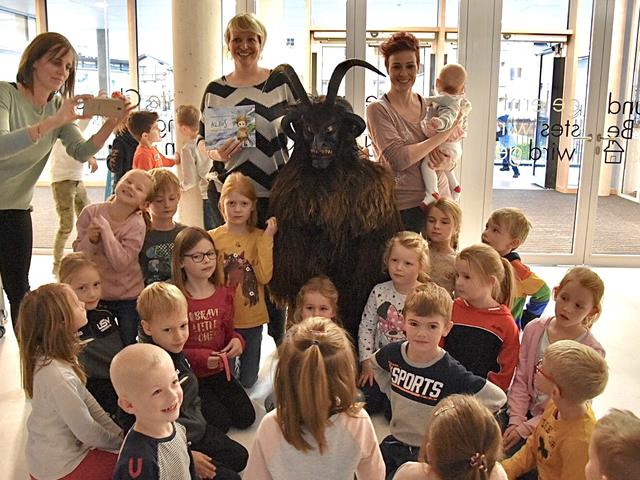 Die Buchautorinnen Sharron Levy und Eva Irnberger aus Gastein begeisterten die Grossarler Schüler mit ihrem Krampusbuch. | Foto: Foto:Privat