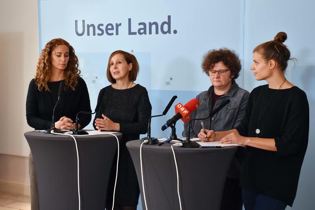 Anlässlich der heurigen 16 Tage gegen Gewalt an Frauen legen v.li. Eva Pawlata (Gewaltschutzzentrum Tirol), Frauenlandesrätin Gabriele Fischer, Sozialwissenschaftlerin Petra Flieger und Lisa Weilandt (Aranea Mädchenzentrum) den Fokus auf Abhängigkeiten als Risikofaktoren für Gewalt.