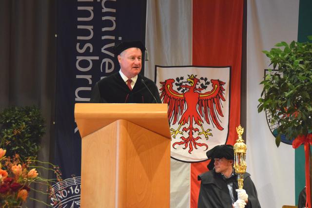 Standortprofessor Peter Heimerl blickte auf die Zeit mit den AbsolventInnen zurück. | Foto: Siegele