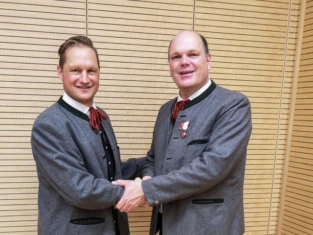 Obmann Bernhard Stocker (li.) mit seinem Vorgänger Peter Binggl.