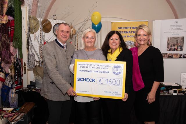 Judith Hradil-Miheljak, Präs.in des Soroptimist Club Möding, übergibt den Spendenscheck an GfGR und Obfrau des Frauenhauses im Bezirk Mödlig, Gaby Steiner im Beisein von LAbg.z.NR Bgm. Hans Stefan Hintner und Sozialstadträtin Roswitha Zieger | Foto: Ulrike Strelec, phostr.at