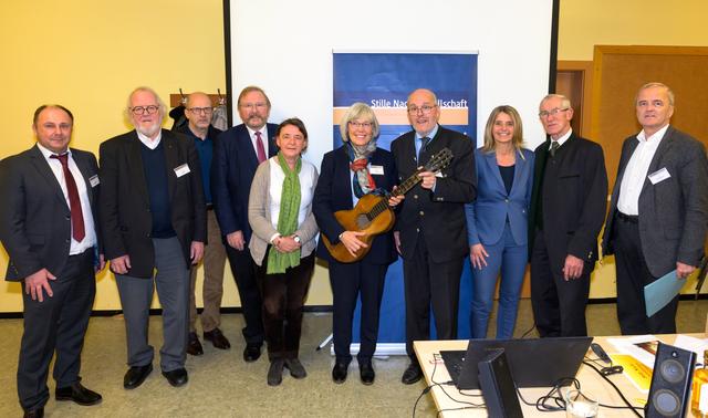 Der alte und der neue Vorstand der Stille Nacht Gesellschaft mit dem Bürgermeister: v.l. Bgm. Hans Stemeseder, Josef A. Standl, Anton Pürcher, Hannes Schneilinger, Irmgard Delpos, Christa Pritz und Michael Neureiter mit der Gitarre, Renate Schaffenberger, Andreas Kinzl und Josef Bruckmoser. | Foto: Stille Nacht Gesellschaft/Hermann Hermeter