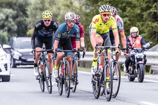 Sprinter Andi Bajc (blaues Trikot) fährt auch nächste Saison im Felbermayr-Express. | Foto: RSW