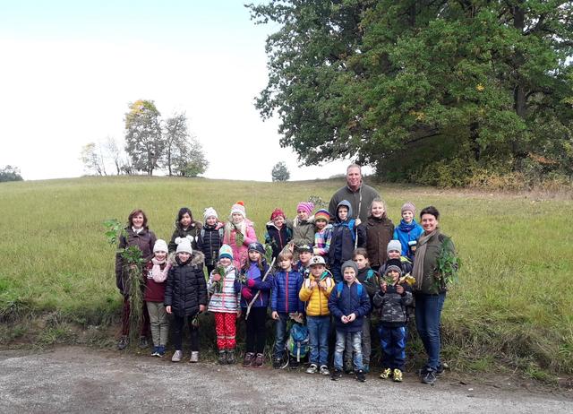 Schülerinnen und Schüler der 2. Klasse der PVS Zwettl mit Diplompädagogin Elisabeth Grötzl, HRL DI Franz Ramssl und Dr. Isabella Hahn-Ramssl (von links). | Foto: Private Volksschule Zwettl