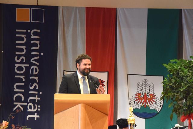 Vizebürgermeister Peter Vöhl freute sich über die Entscheidung der AbsolventInnen, in Landeck zu studieren. | Foto: Siegele