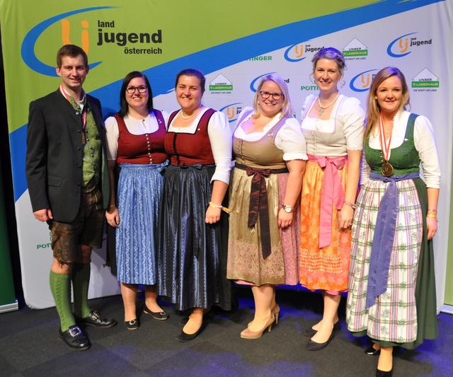 Vier Mitglieder der Landjugend Salzburg erhielten die höchste Auszeichnung, das Diamantene Leistungsabzeichen, darunter NR-Abg. Carina Reiter (LJ Pfarrwerfen, 2.v.l) und LAbg. Elisabeth Huber (LJ St. Veit, 2.v.r.).