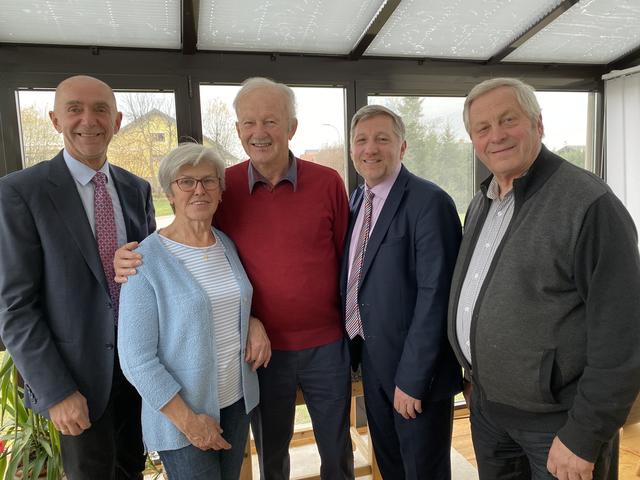 Foto: Bgm. Josef Schaden, Erna und Willi Pöll, Vzbgm. Günther Prinz und Johann Weber | Foto: Marktgemeinde