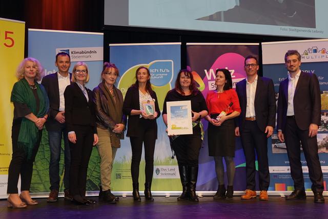 Vertreter der Ökoregion Kaindorf im Kreis der Gratulanten, an der Spitze Landtagspräsidentin Gabriele Kolar.