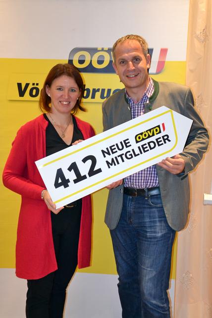 Bezirksparteiobfrau Michaela Langer-Weninger und Bezirksgeschäftsführer Christian Mader freuen sich über neue ÖVP Mitglieder.
