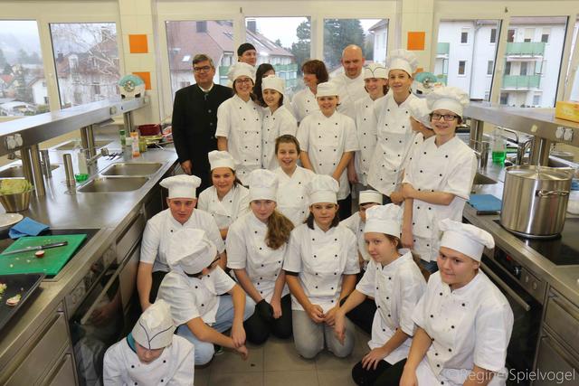 Die Schüler der NMS Pressbaum hatten in den Kochstunden mit Küchenchef Roland Mayer einiges gelernt, aber auch viel Spaß. Am Bild mit Direktor Thomas Pölzl, Lehrerin Elisabeth Ebner, Lehrerin Susanne Schönfelder und Benedikt Schober, im dritten Lehrjahr bei Roland Mayer.