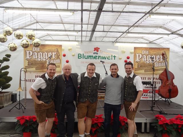 Pagger Buam mit Josef Norz jun und sen.
die Weihnachtsaustellung ist noch bis 24. Dezember geöffnet | Foto: Foto: Norz