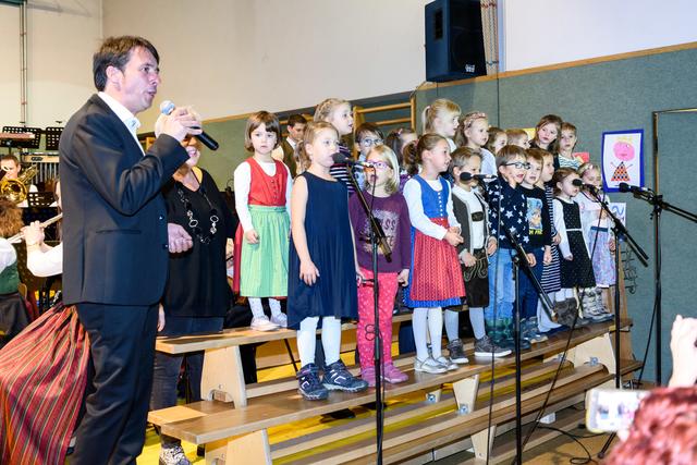 Sänger Erhard Hofstädter mit dem Chor des Kindergartens Ried. | Foto: Alfred Krumphuber