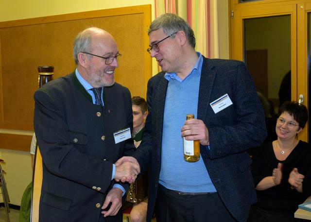 Der scheidende Präsident Michael Neureiter bedankte sich bei Thomas Hochradner für seinen Festvortrag mit einem kostbaren Brand aus dem Halleiner Guglhof: Beide sind in Hallein aufgewachsen. | Foto: Stille Nacht Gesellschaft, Hermann Hermeter
