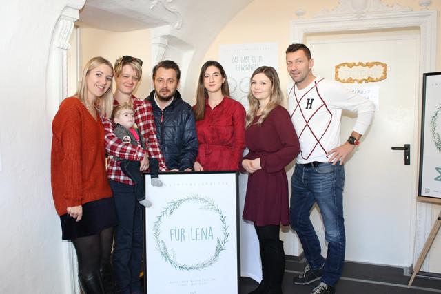 Susanne, Lena, Andrea und Clemens Wagner, Anaïs Sislian, Sophie Pichler und Thomas Bargfrieder (BezirksRundschau) (v. l.). | Foto: Gernot Fohler