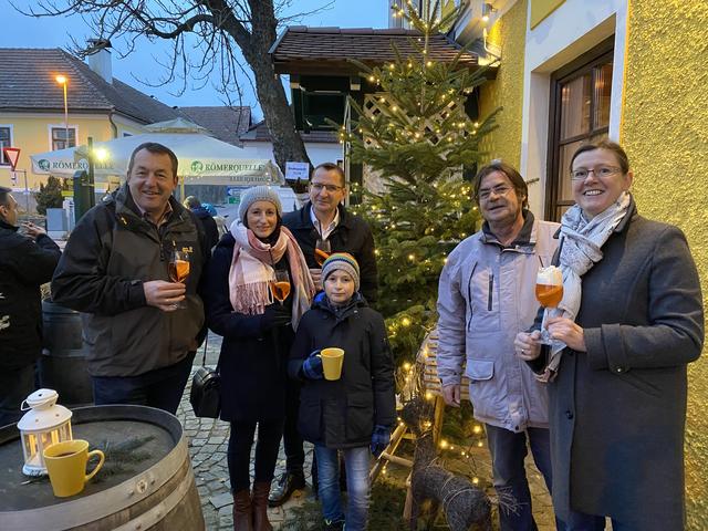 V.l.n.r.: Gemeinderat Günther Edelmaier, Stadtrat Ing. Gerald Gaishofer mit Familie, Fotograf Gerhard Geisberger und Bettina Schweighofer vom Faulenzerhotel.