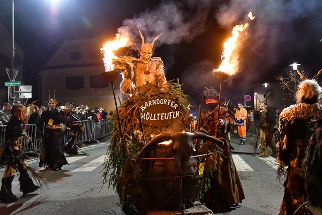 Die Hölle war in Heiligenkreuz am Waasen beim Perchtenlauf los.