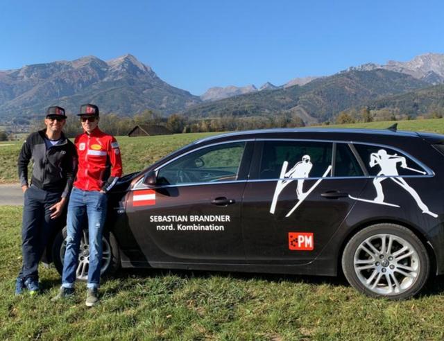 Der Nordische Kombinierer Sebastian Brandner mit seinem neuen Sponsor Michael Pfandlbauer.