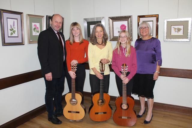 Musikalische Umrahmung durch die Johann Heinrich Schmelzer Musikschule mit Gitarrenlehrerin Ingrid Wagner-Scheuch (M.).