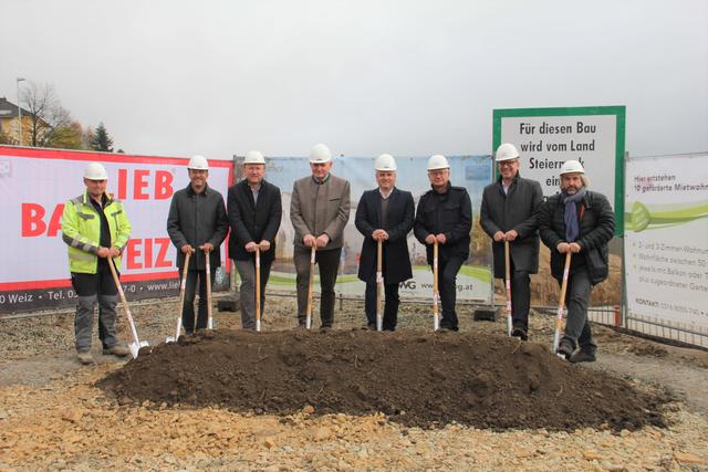 V.l.: Polier Stefan Gissing, Lieb Bau Baul. Christian Brandstätter, Prok. Hans Schaffer, Vzbgm. Leo Riebenbauer, Bgm. Wolfgang Zingl, Arch. Alfred Graffer, ÖWG Abteilungsl. Claus Puchner, ÖWG Baul. Heinz Zischka.