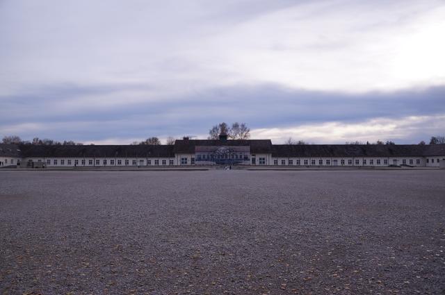 In der Gedenkstätte Dachau wirken Menschen ganz klein. Wie eng es auf dem Appellplatz war, als zum Kriegsende 30.000 Menschen hier interniert waren, kann man sich kaum vorstellen.