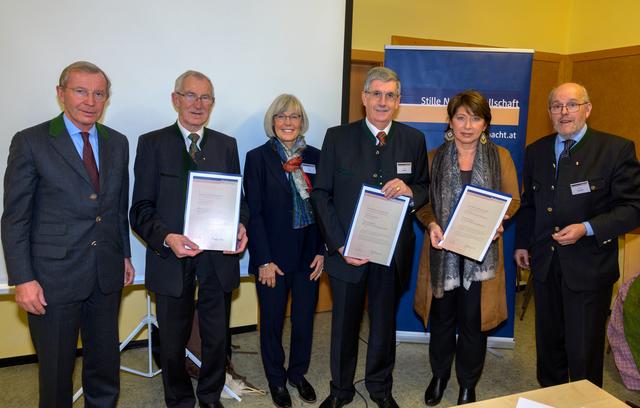 Die Stille Nacht Gesellschaft hat vier neue Ehrenmitglieder: v.l. LH Wilfried Haslauer, Andreas Kinzl, Präsidentin Christa Pritz, Peter Schröder, Eveline Sampl-Schiestl und em. Präsident Michael Neureiter . | Foto: Stille Nacht Gesellschaft/Hermann Hermeter