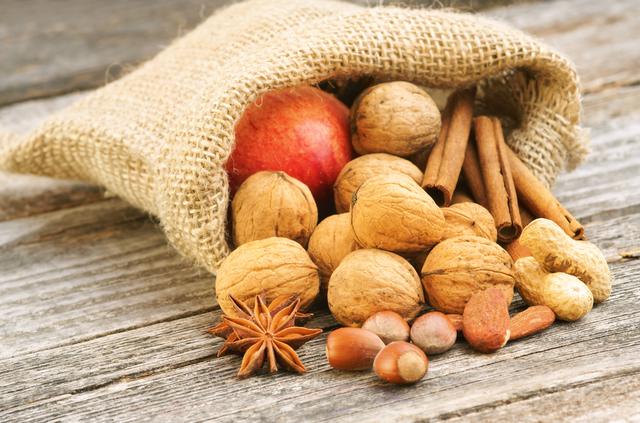 Äpfel und Nüsse finden sich traditionellerweise im Nikolaussackerl.