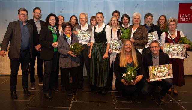 Die Naturgärtner aus dem Bezirk Kufstein mit Repräsentaten des Landes, des Bildungsforums und von "Natur im Garten".