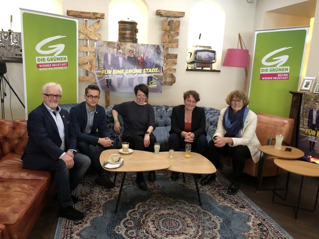 Tanja Windbüchler (Mitte) und das Team der ersten Fünf.