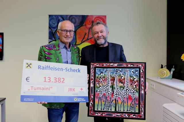 JRK-Bezirksleiter August Neubacher überreicht den Erlös der erfolgreichen Sozialaktion im Bezirk Grieskirkchen an Markus Hagler. Ein Gemälde aus Tansania wird Schule und Jugendrotkreuz als Erinnerung an diese erfolgreiche Aktion erinnern.