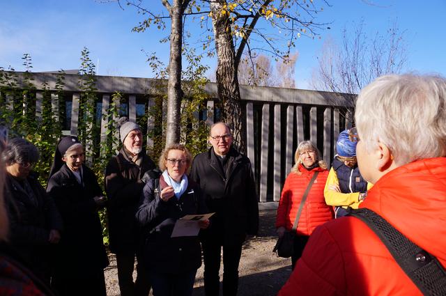 Monika Neudert, Vorsitzende des Vereins "Selige Märtyrer von Dachau", erzählt in Kirchen und Schulen von der Geschichte der Geistlichen. Bischof Hermann Glettler erinnerte am Eingang der Gedenkstätte an alle Opfer des Nationalozialismus. | Foto: Rüggeberg