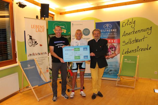 Ulrich Mattersberger flankiert von Fitnesstrainer Herbert Neumeister (li.) und  Manager Albin Weber. | Foto: Gesundheitswelt