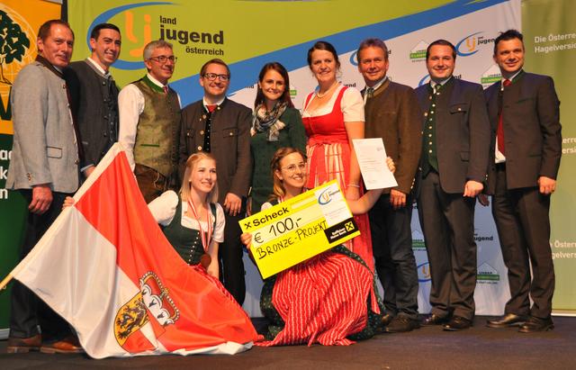 Bronze gab es für die Landjugend Rauris. (1. Reihe v. l. n. r.: Projektleiterinnen Sabrina Pirchner und Claudia Iwanek ; 2. Reihe v. l. n. r.: Alexander Bernhuber, Abg. zum Europäischen Parlament; Josef Kurz, Landesleiter Steiermark der Österreichischen Hagelversicherung; Sebastian Laßnig, Präsident der Europäischen Landjugend; Corinna Scharzenberger, Abg. zum Nationalrat; Helene Binder, Landjugend Bundesleiterin; Franz Titschenbacher, Präsident LK Steiermark; Martin Kubli, Landjugend Bundesleiter; Rupert Quehenberger, Präsident LK Salzburg)