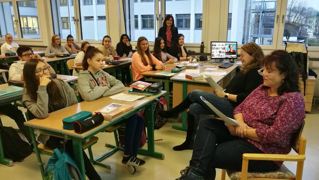 Klasse 4b der NMS Kitzbühel mit ihren Klassenvorständen Marion Aufschnaiter und Renate Huber sowie Direktorin Angelika Trenkwalder.