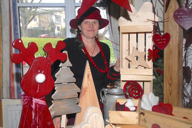 Ausstellerin Waltraud Posch arbeitet gerne mit Holz.