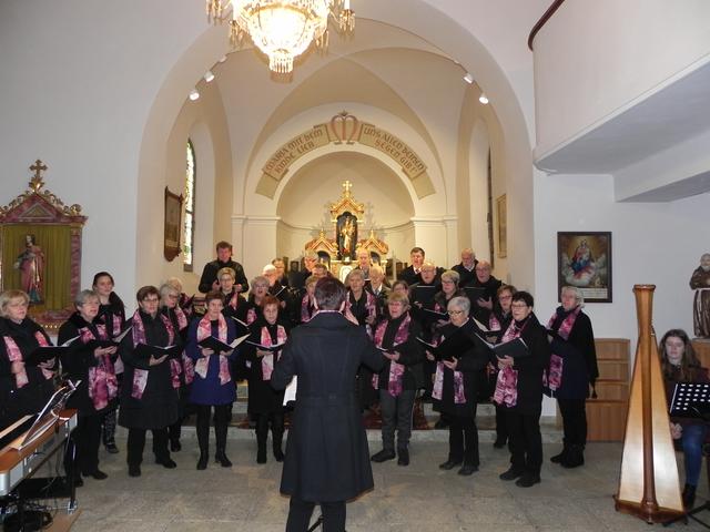 Der Chor Schachblume stimmt am 8. Dezember in der Wallfahrtskirche Maria Fieberbründl gesanglich in die Vorweihnachtszeit ein.