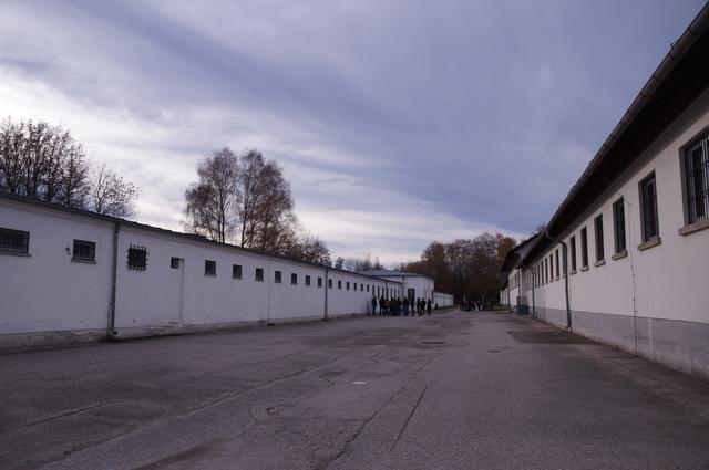 "Gegen zwei Uhr in der Nacht klirrt der Schlüssel in der ersten Zelltür am anderen Gangende. Sofort ist jeder wach. Metallen schlägt die gelöste Fußfessel auf dem Boden auf. Der Häftling von Nr. 1 geht die ersten Schritte auf dem Bunkerhof. Ein Schuss fällt. Ein Leben ist ausgelöscht." Bericht von Walter Buzengelger vom 1. Juli 1934 | Foto: Rüggeberg