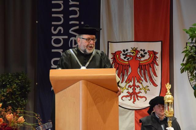 Standortprofessor Peter Tappeiner lobte die hervorragende Zusammenarbeit mit den AbsolventInnen. | Foto: Siegele