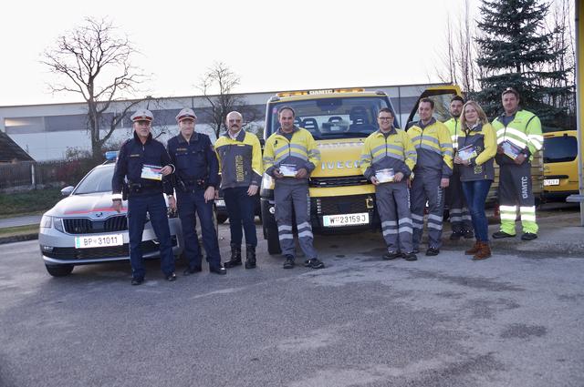 Die Polizei und der ÖAMTC machten mit der Aktion "Flugzettel statt Strafzettel" auf die Fahrzeugbeleuchtung aufmerksam. | Foto: Daniel