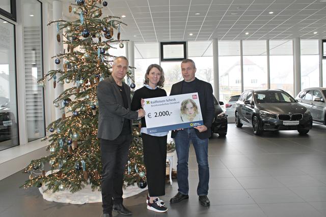 V. l.: BezirksRundschau Geschäftsstellenleiter Wolfgang Forstner und die Chefs von BMW Kneidinger Daniela Kneidinger mit Johann Kneidinger. | Foto: Foto: Schütz