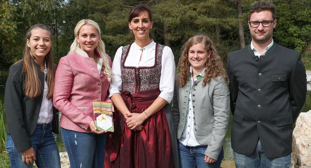 Die Landjugend Köstendorf begeistert mit dem Projekt „Hey Honey“ auch die Landesrätin Maria Hutter. (v. l. n. r.: Karoline Entfellner, Ortsgruppenleiterin Sandra Moser, Landesrätin Maria Hutter, Anna-Maria Rieder, Ortsgruppenobmann Markus Nussbaumer)