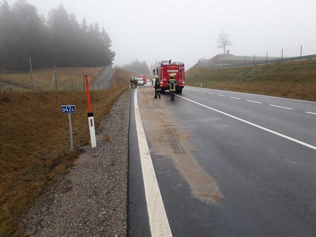 Die Feuerwehren Moidrams und Zwettl-Stadt wurden zu einem Dieselaustritt auf der Umfahrung alarmiert. | Foto: FF Zwettl-Stadt