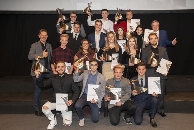 Die beiden Bezirksobmänner und Gastgeber des Abends, Karl Ischia und Patrick Weber, gratulierten den Landessiegern. | Foto: WK Tirol