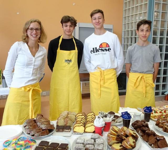Klassenlehrerin Eva Brandstätter mit den Schülern Nino, Arthur und Lorenz beim Kuchenverkauf.