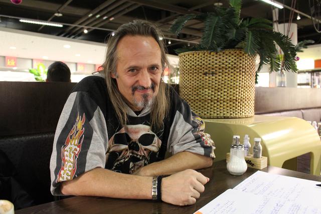 Er rockt die Briten, Castingshows und Favoriten: Stiletto Stohl in seinem Lieblingscafé im Columbus-Center.