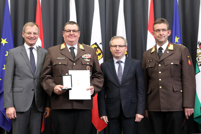 Günter Unterholzer (zw. v. l) ist stolz auf seine Auszeichnung.
