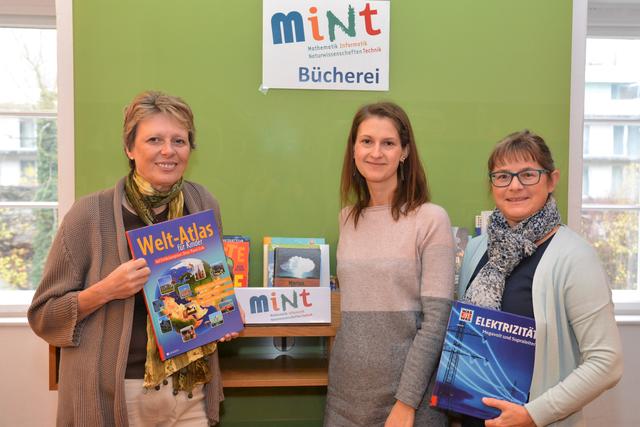 Eva Zankl, Alexandra Tatzreiter und Gudrun Huemer freuen sich über das neue MINT-Bücherregal. | Foto: Foto: Magistrat