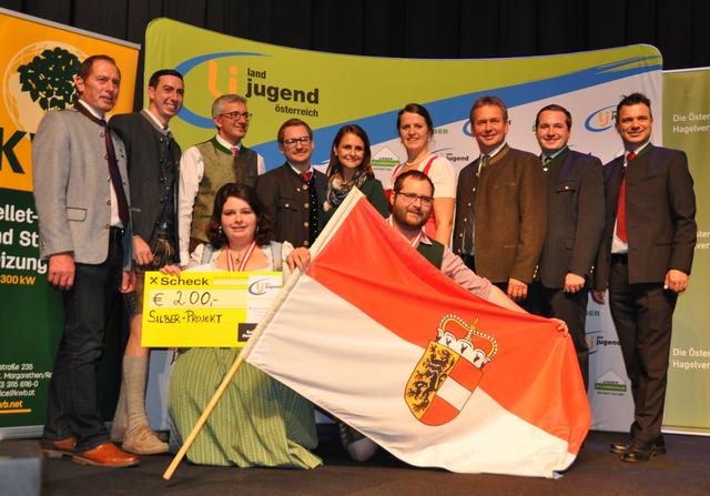 Die Landjugend-Ortsgruppe Neumarkt nahm die Silber Auszeichnung für ihr unvergleichliches Engagement mit Freude entgegen. . (1. Reihe v. l. n. r.: Leiterin Katharina Frauenschuh und Obmann Thomas Elshuber der Landjugend Neumarkt ; 2. Reihe v. l. n. r.: Alexander Bernhuber, Abg. zum Europäischen Parlament; Josef Kurz, Landesleiter Steiermark der Österreichischen Hagelversicherung; Sebastian Laßnig, Präsident der Europäischen Landjugend; Corinna Scharzenberger, Abg. zum Nationalrat; Helene Binder, Landjugend Bundesleiterin; ; Franz Titschenbacher, Präsident LK Steiermark; Martin Kubli, Landjugend Bundesleiter; Rupert Quehenberger, Präsident LK Salzburg)