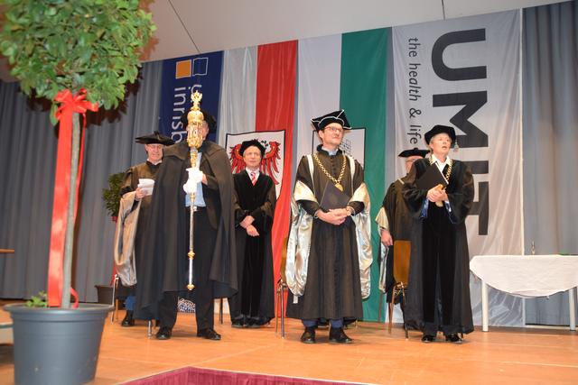 Das Studentenlied "Gaudeamus igitur" wurde im Stadtsaal angestimmt. | Foto: Siegele